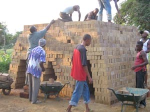 Façonnage des briques de 20x10x7,3 et 28x15x10 par les jeunes artisans 2
